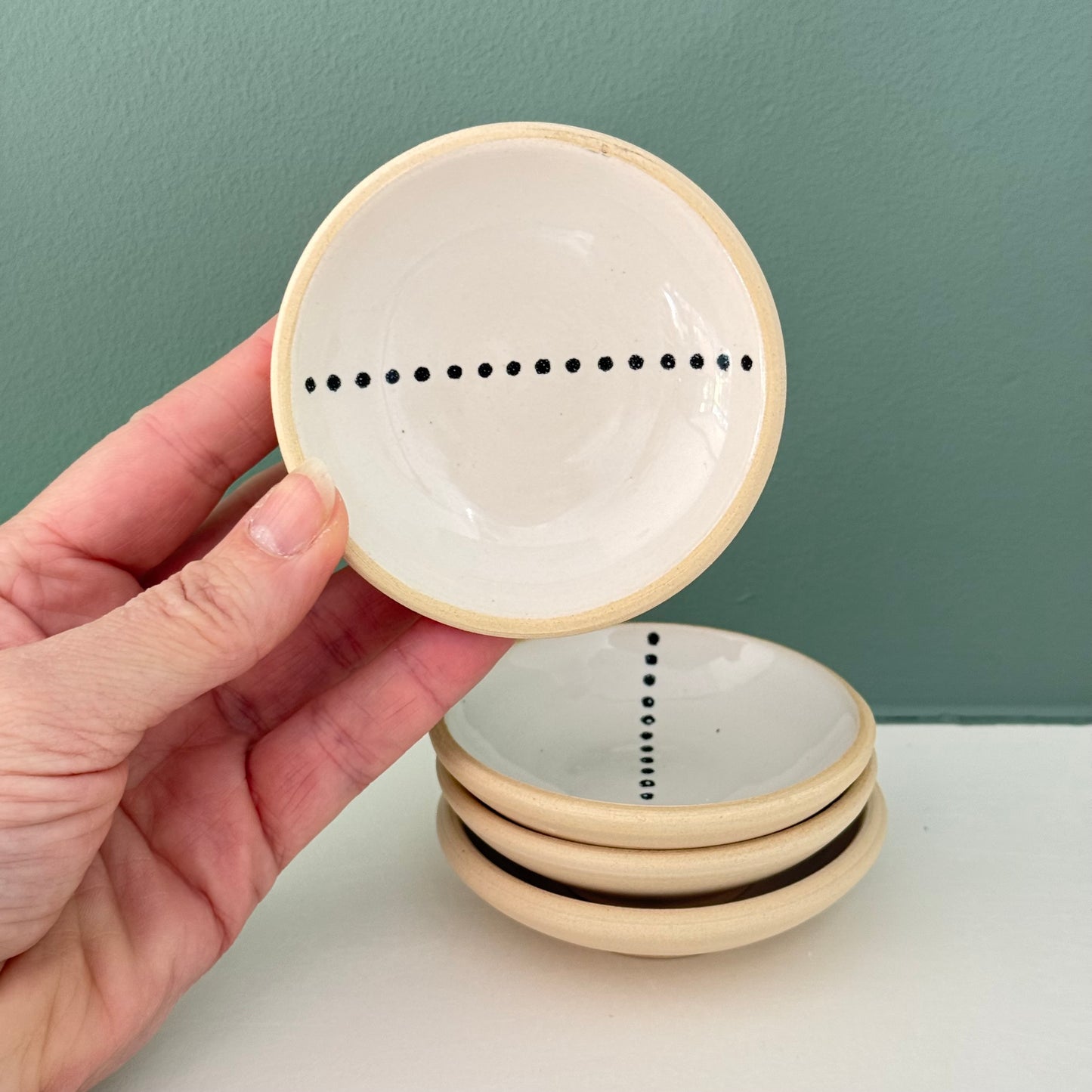 Small dish, dotted line