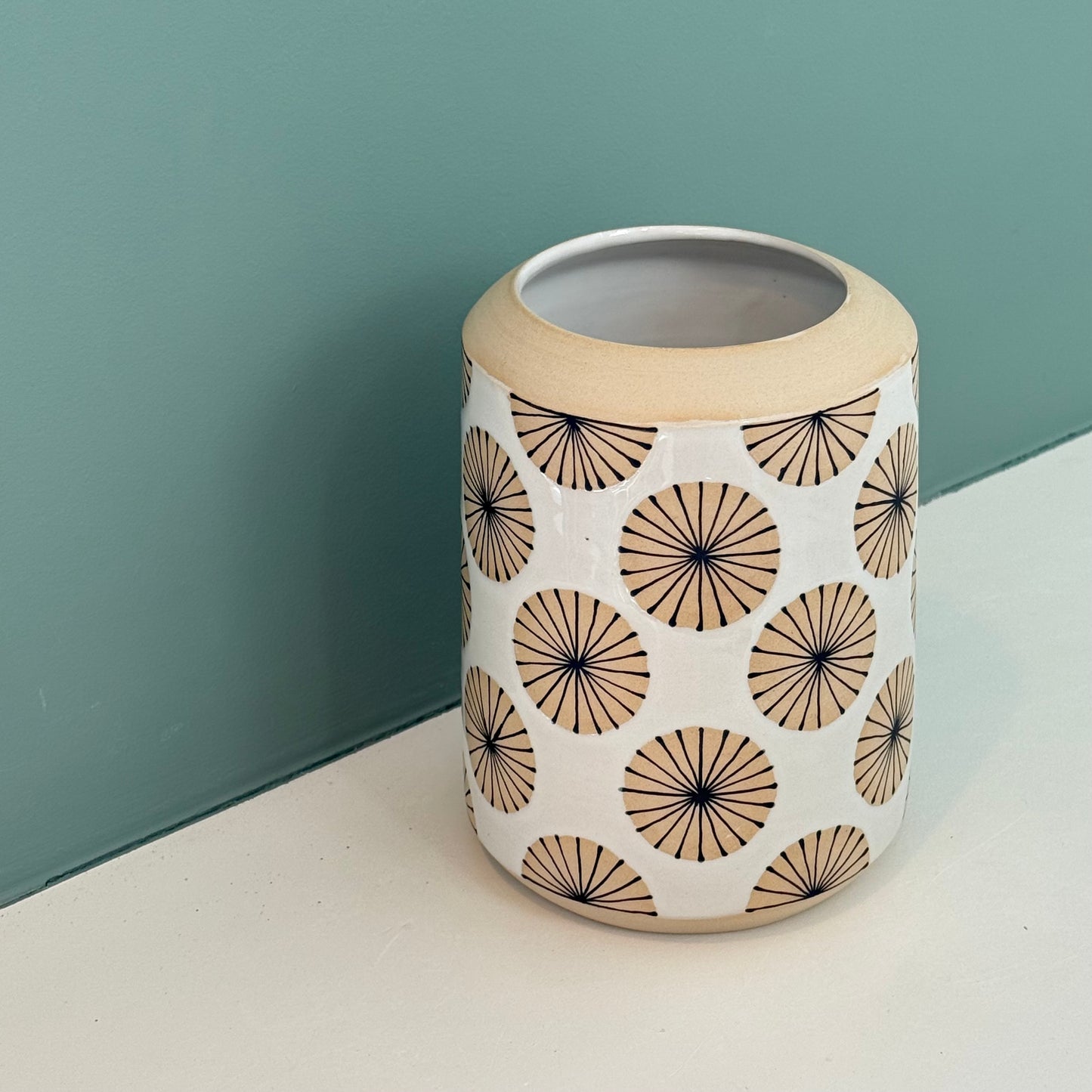 Vase, radials