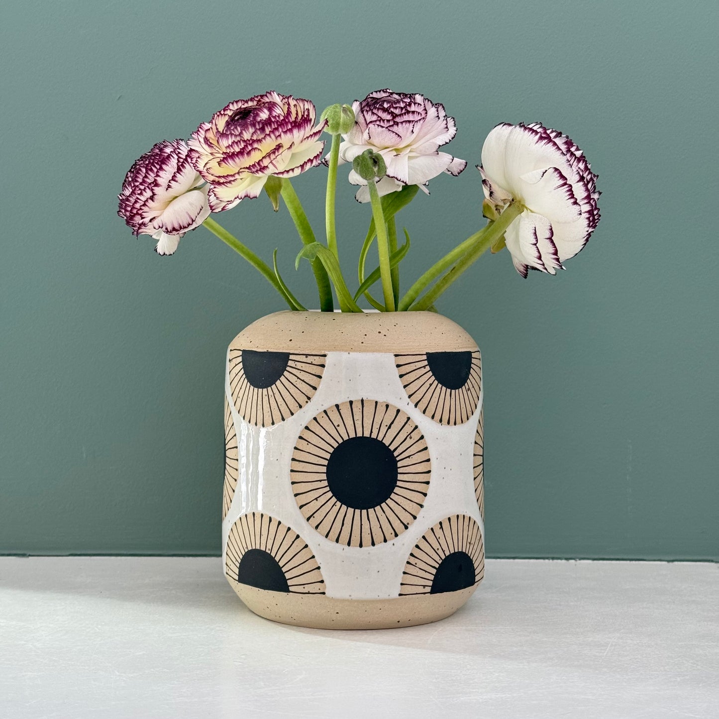 Vase, black sun I