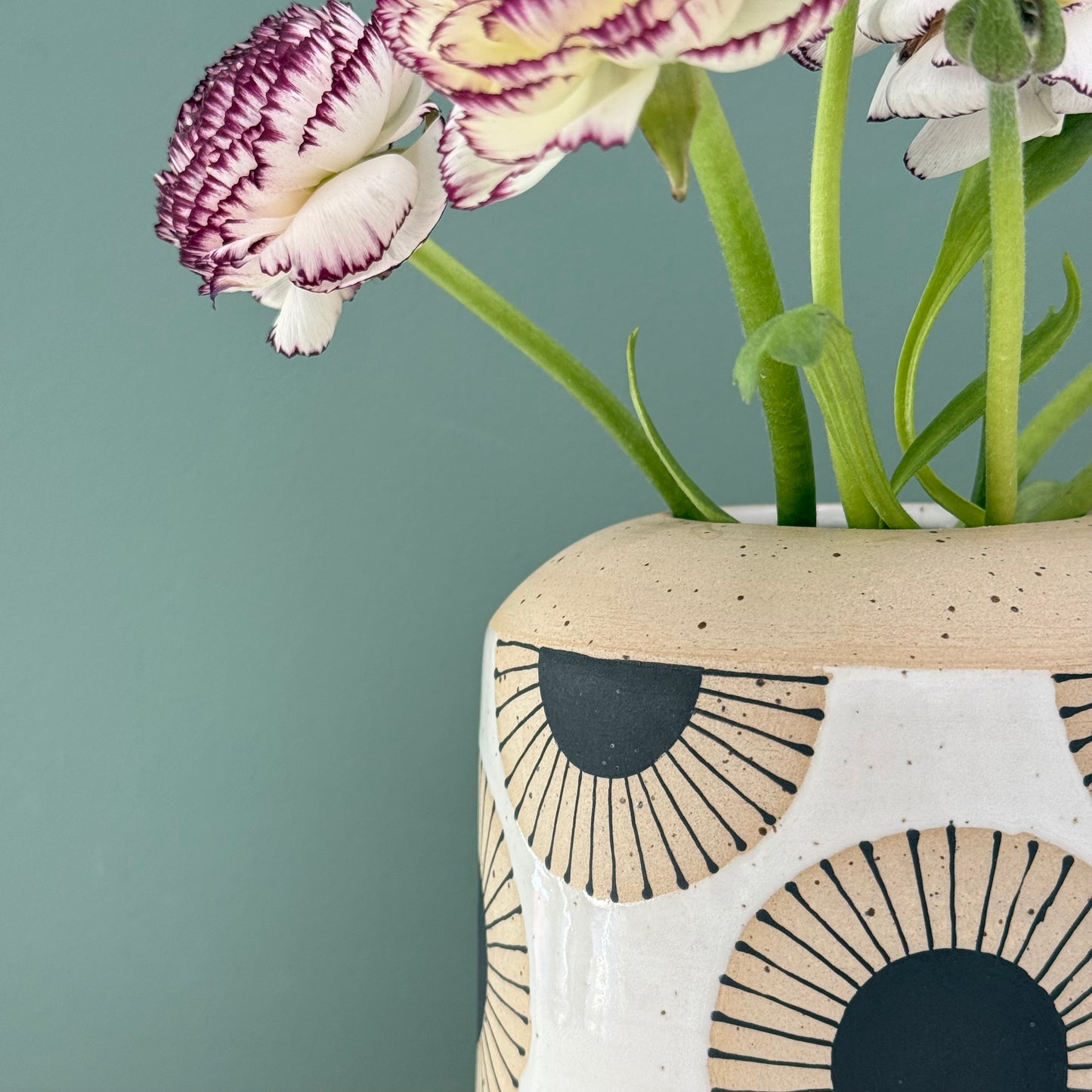 Vase, black sun I