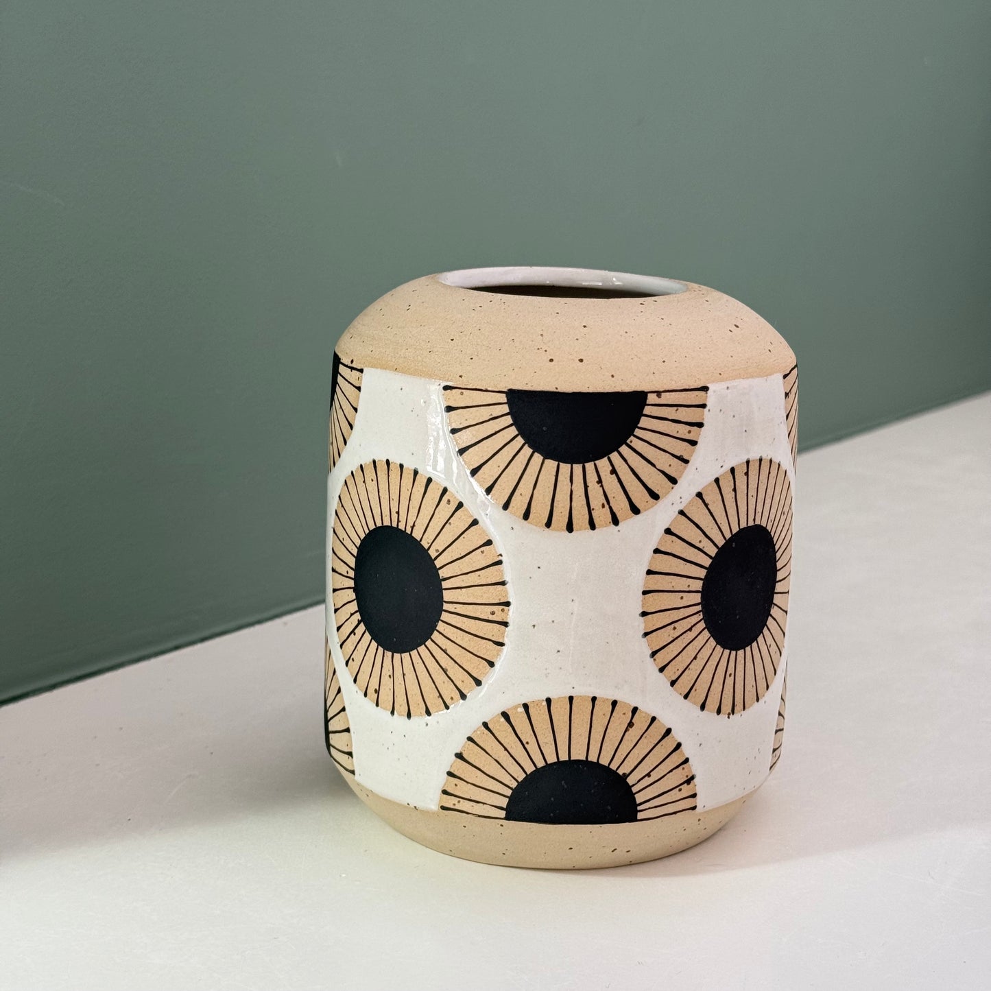 Vase, black sun I