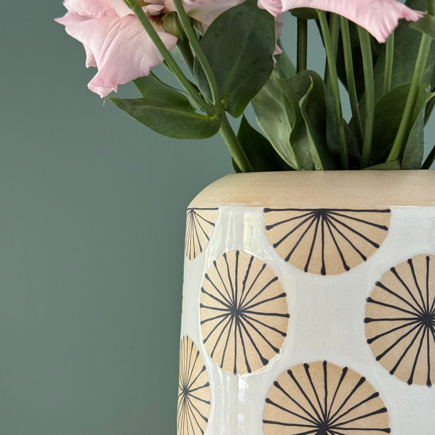 Vase, radials