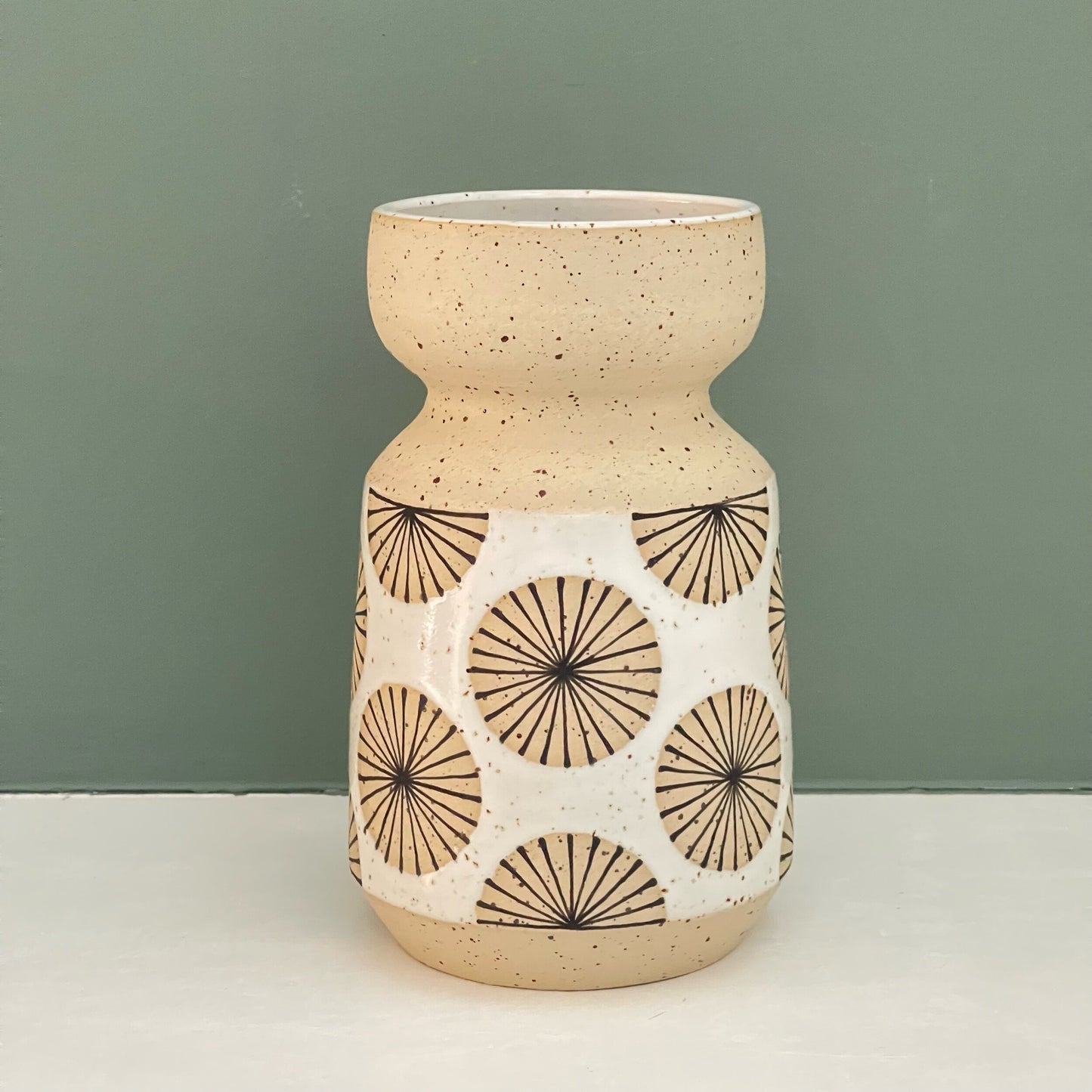 Vase, radials