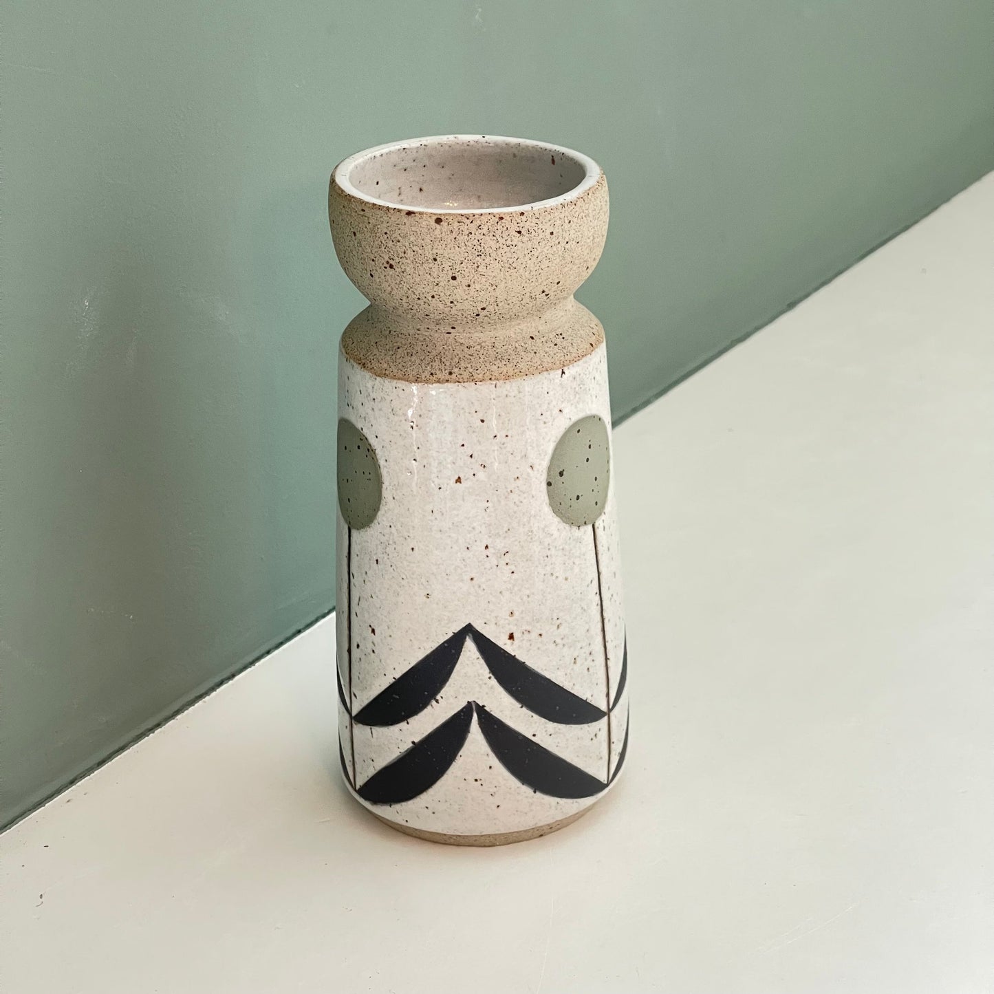 Vase, green flower