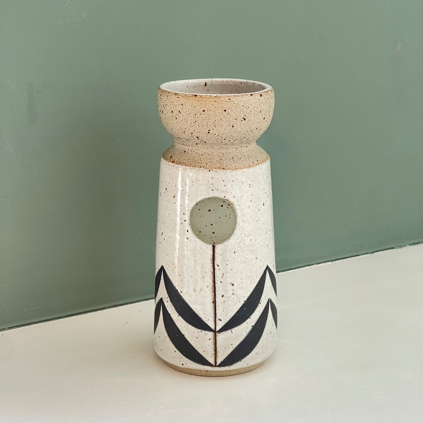 Vase, green flower