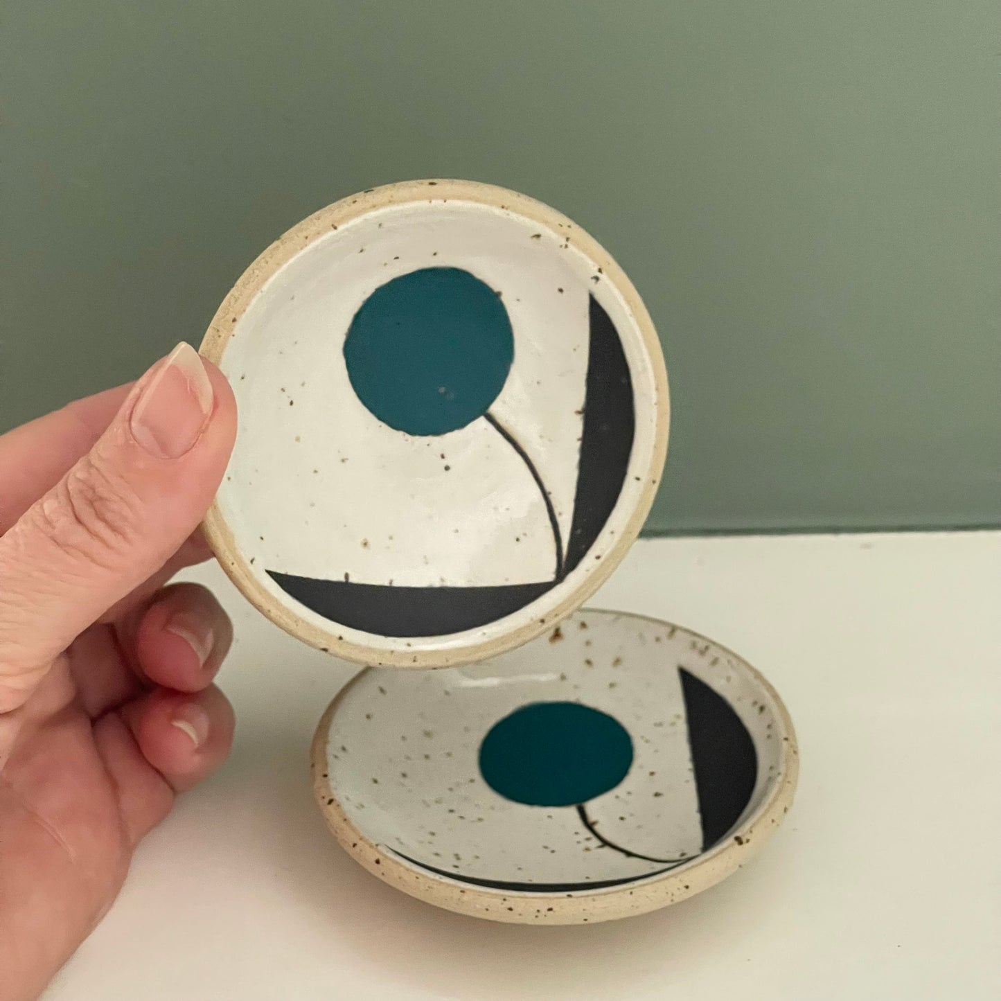 Set of 2 small dishes, teal flower