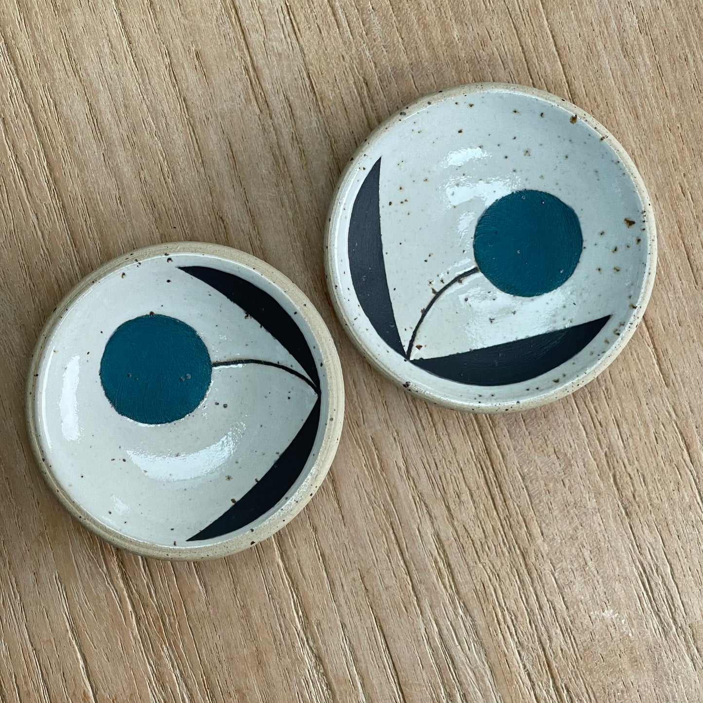 Set of 2 small dishes, teal flower