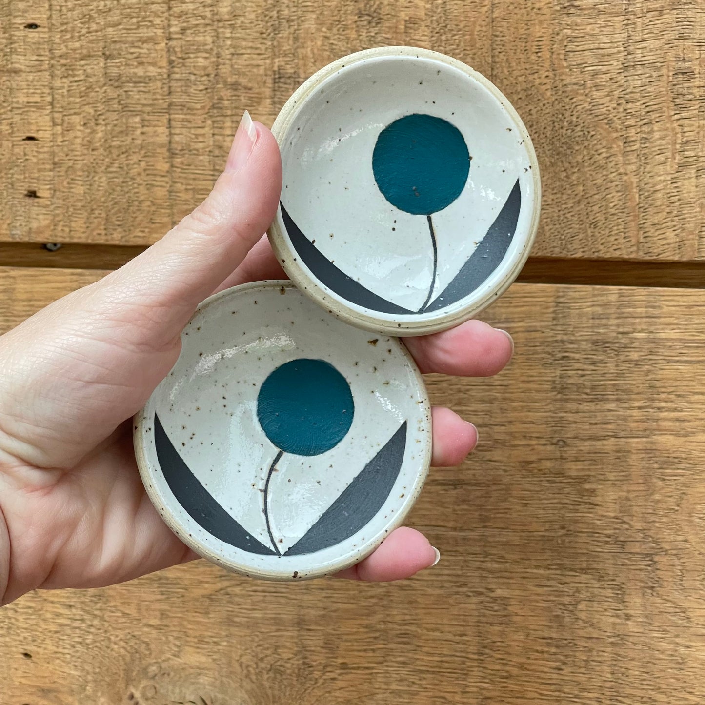 Set of 2 small dishes, teal flower