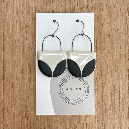 Earrings, solid leaves black