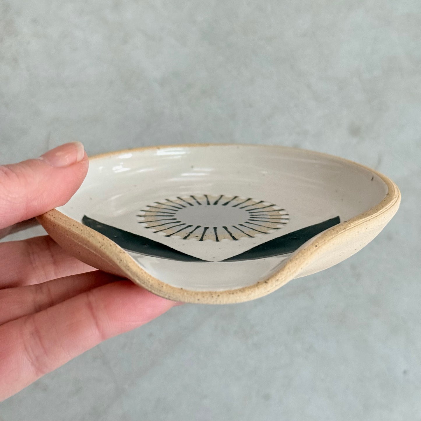 Small spoon rest, grey radial flower