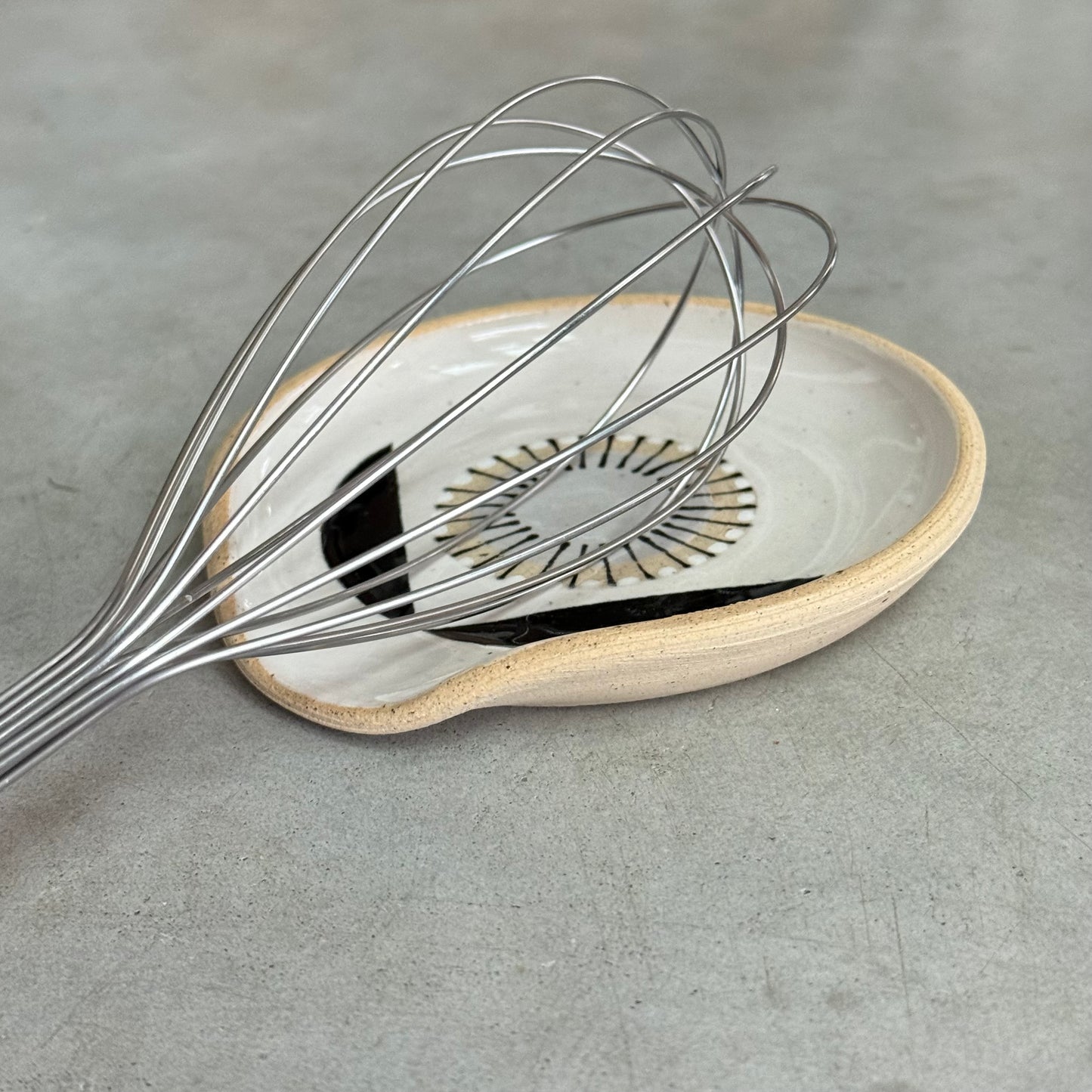 Small spoon rest, grey radial flower