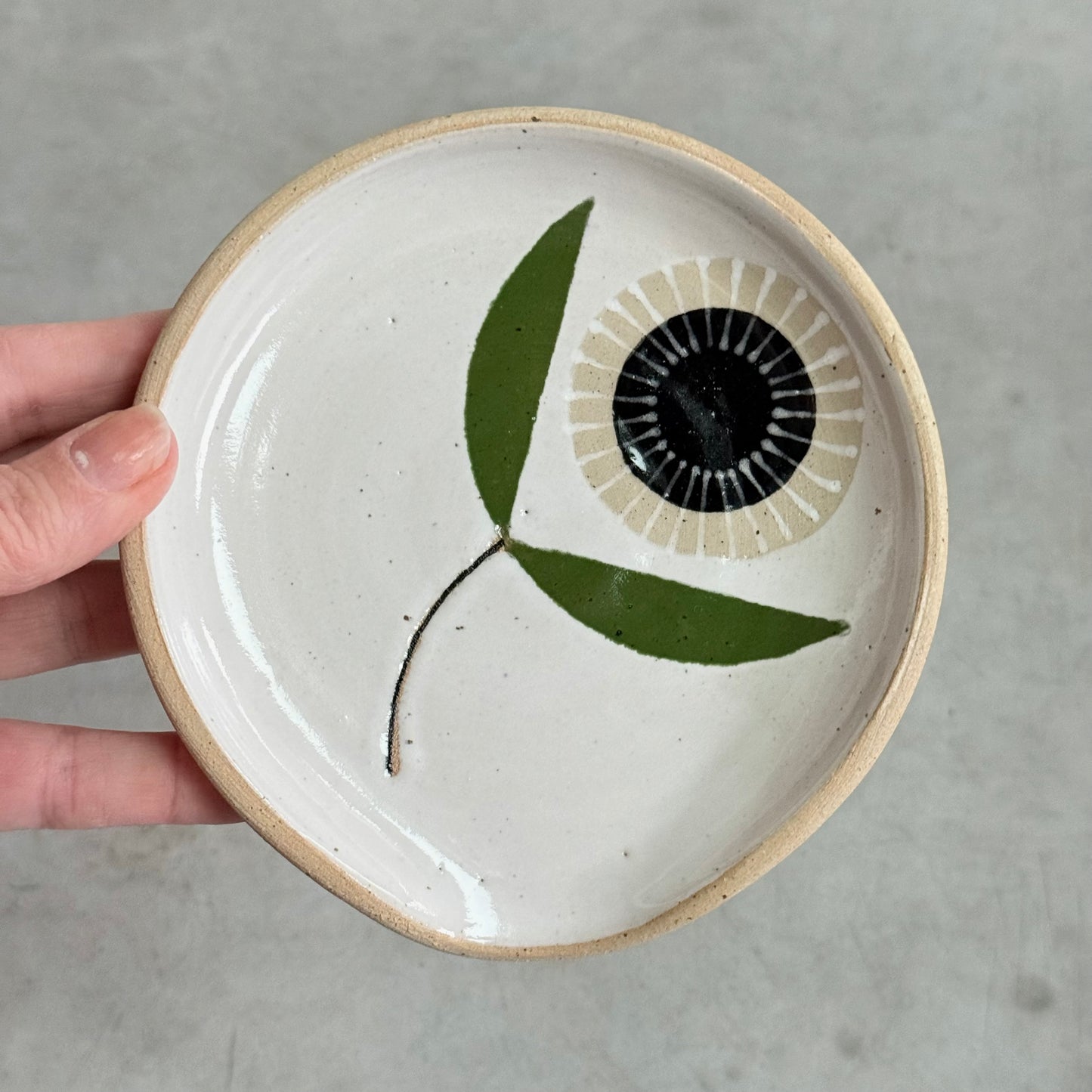 Spoon rest, black radial flower