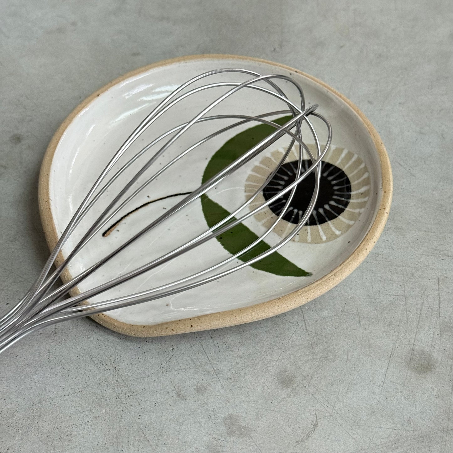 Spoon rest, black radial flower