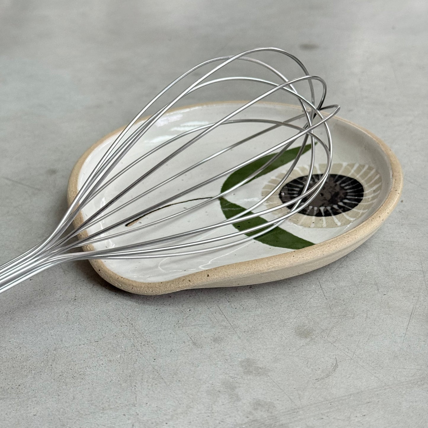 Spoon rest, black radial flower