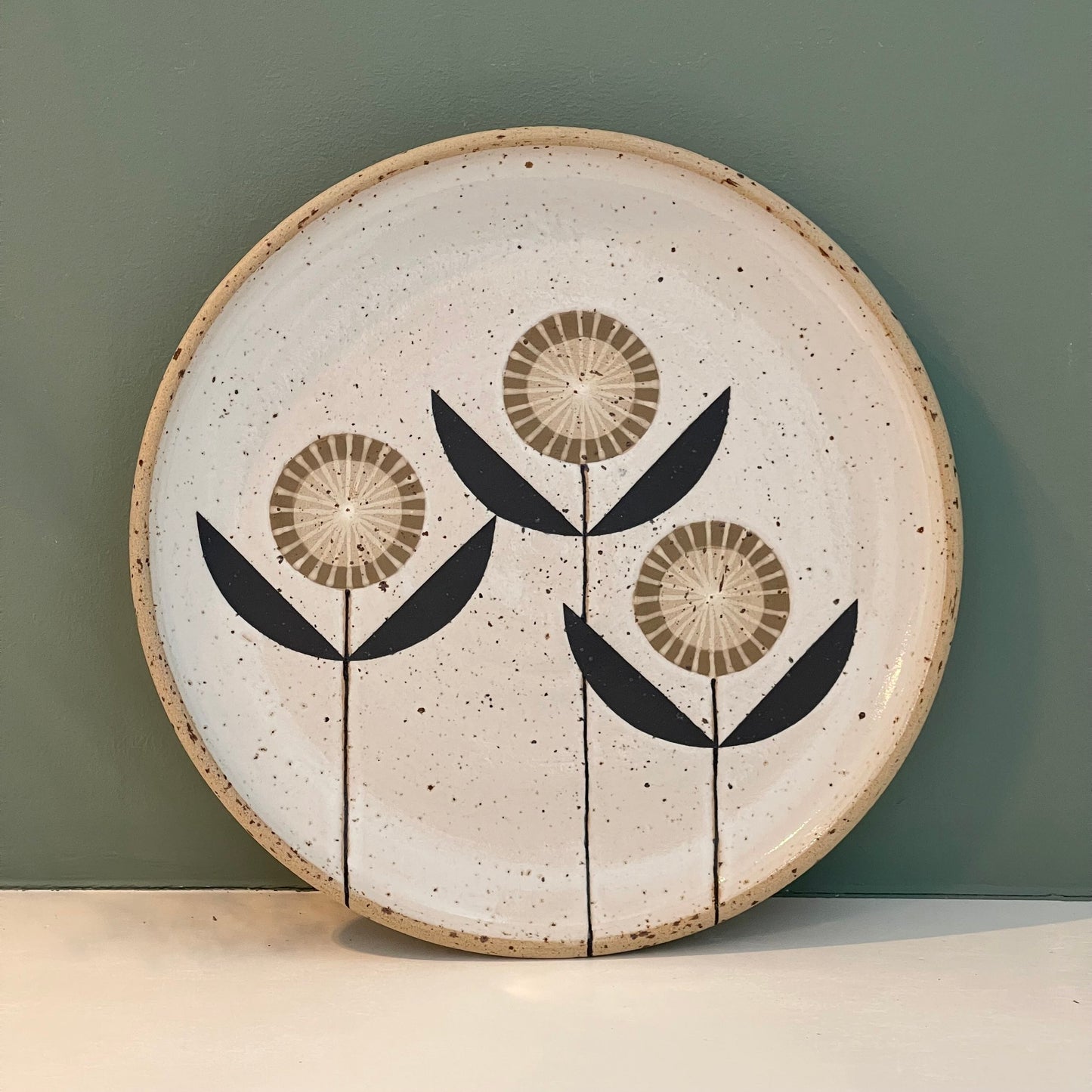 Wall Plate, 3 flowers olive