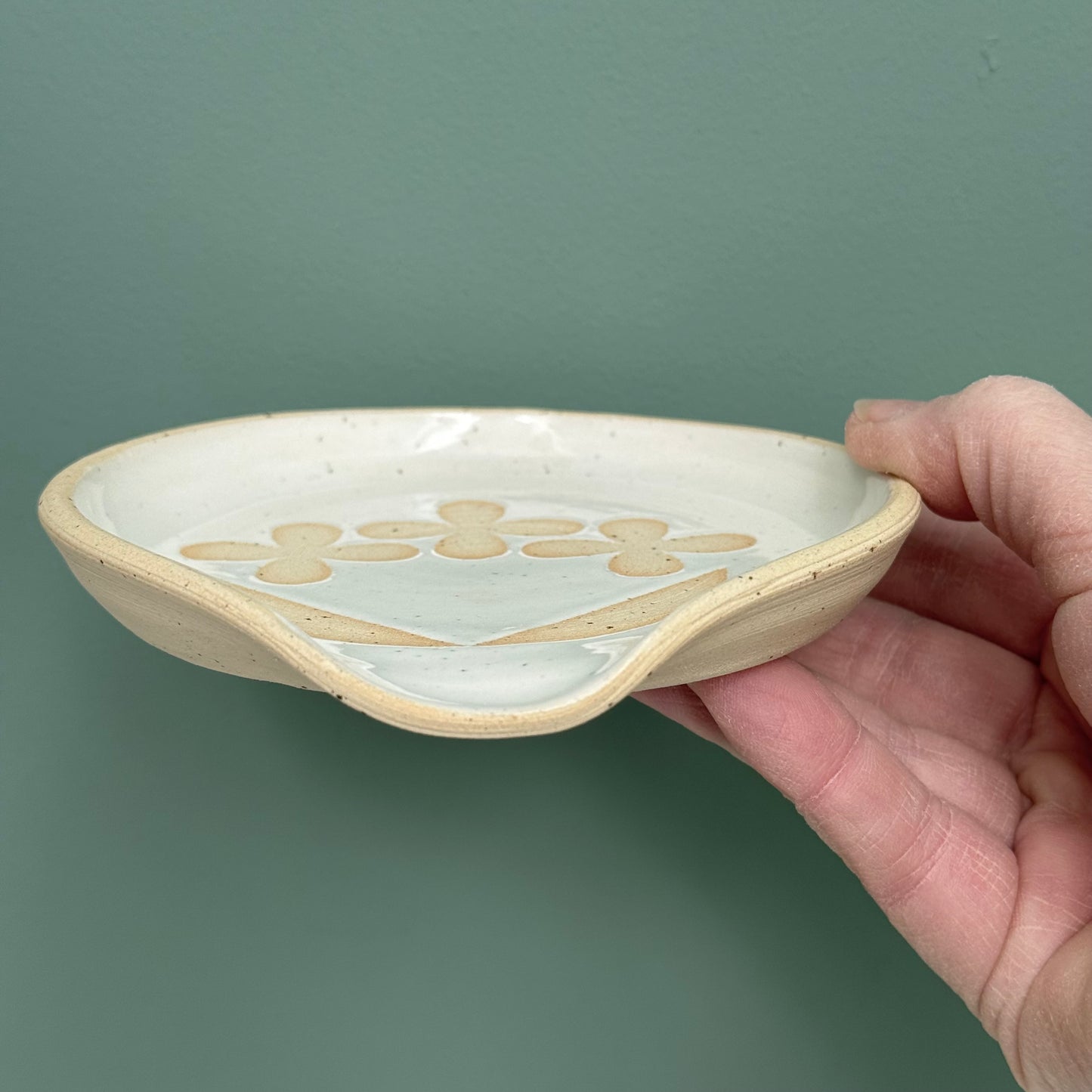 Spoon rest, 3 bare flowers