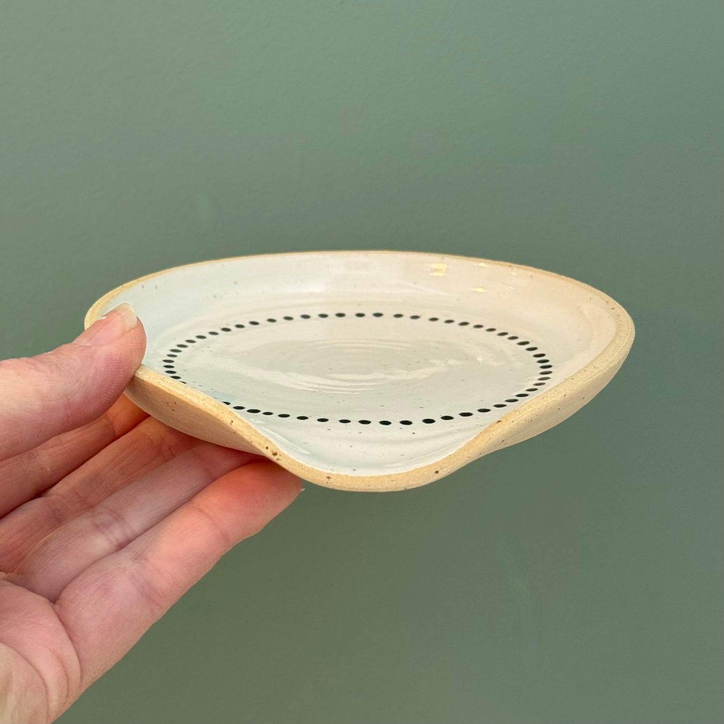 Spoon rest, dotted circle