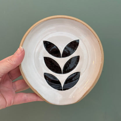 Spoon rest, black leaves