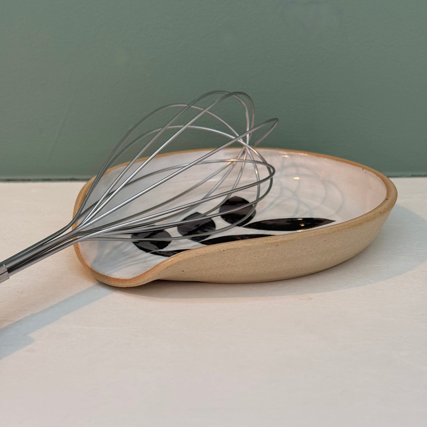 Spoon rest, black leaves