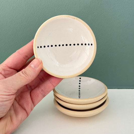 Small dish, dotted line