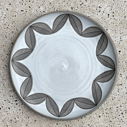 Platter, leaves grey/ black (29 cm)