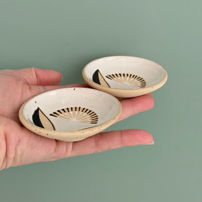 Set of 2 small dishes, radial flower