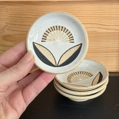 Set of 2 small dishes, radial flower