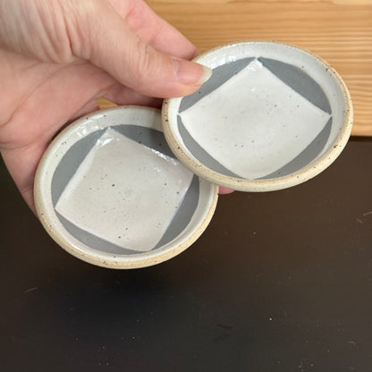 Set of 2 small dishes, grey square