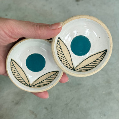 Set of 2 small dishes, teal flower