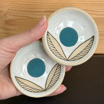 Set of 2 small dishes, teal flower