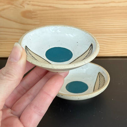 Set of 2 small dishes, teal flower