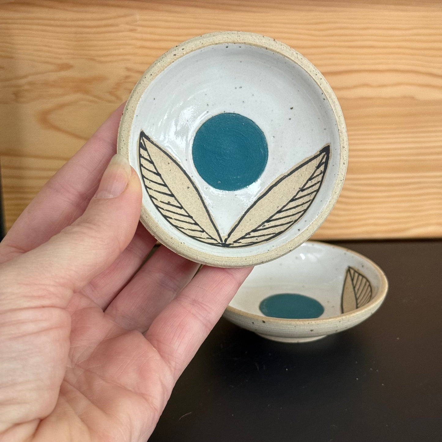 Set of 2 small dishes, teal flower