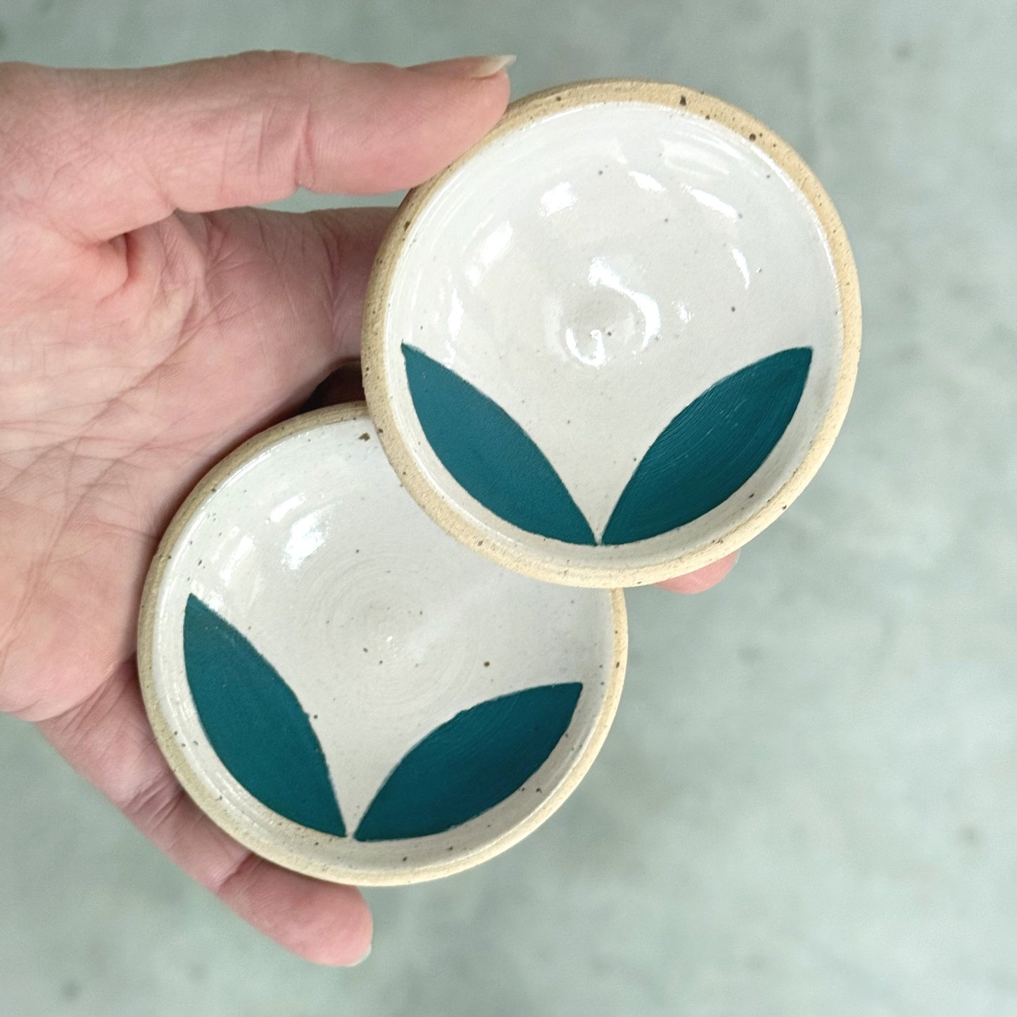 Set of 2 small dishes, teal leaves