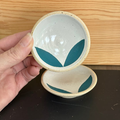 Set of 2 small dishes, teal leaves