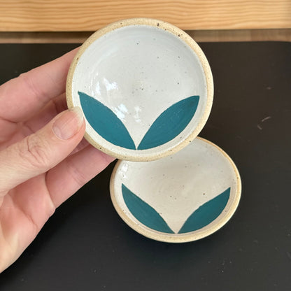 Set of 2 small dishes, teal leaves