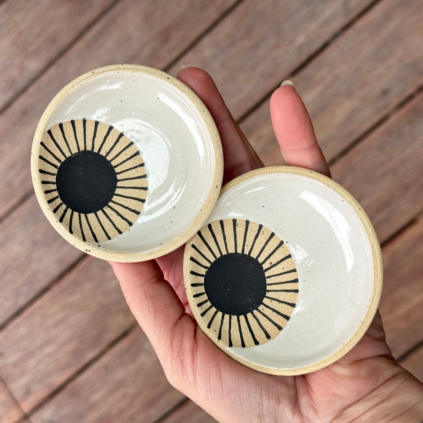 Set of 2 small dishes, black sun (2)