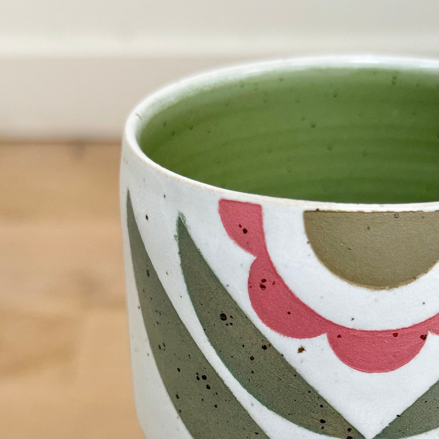 Mug, pink flower/ green in