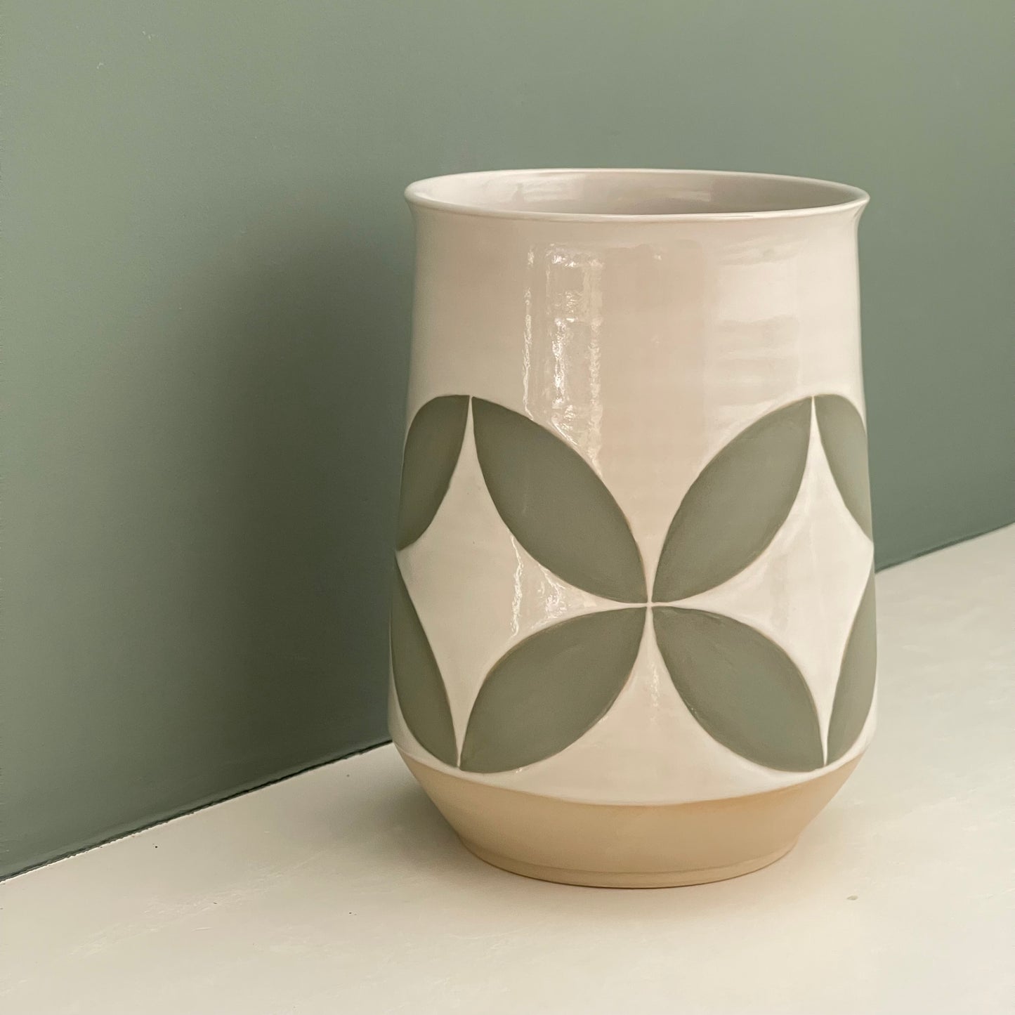 Vase, green leaves