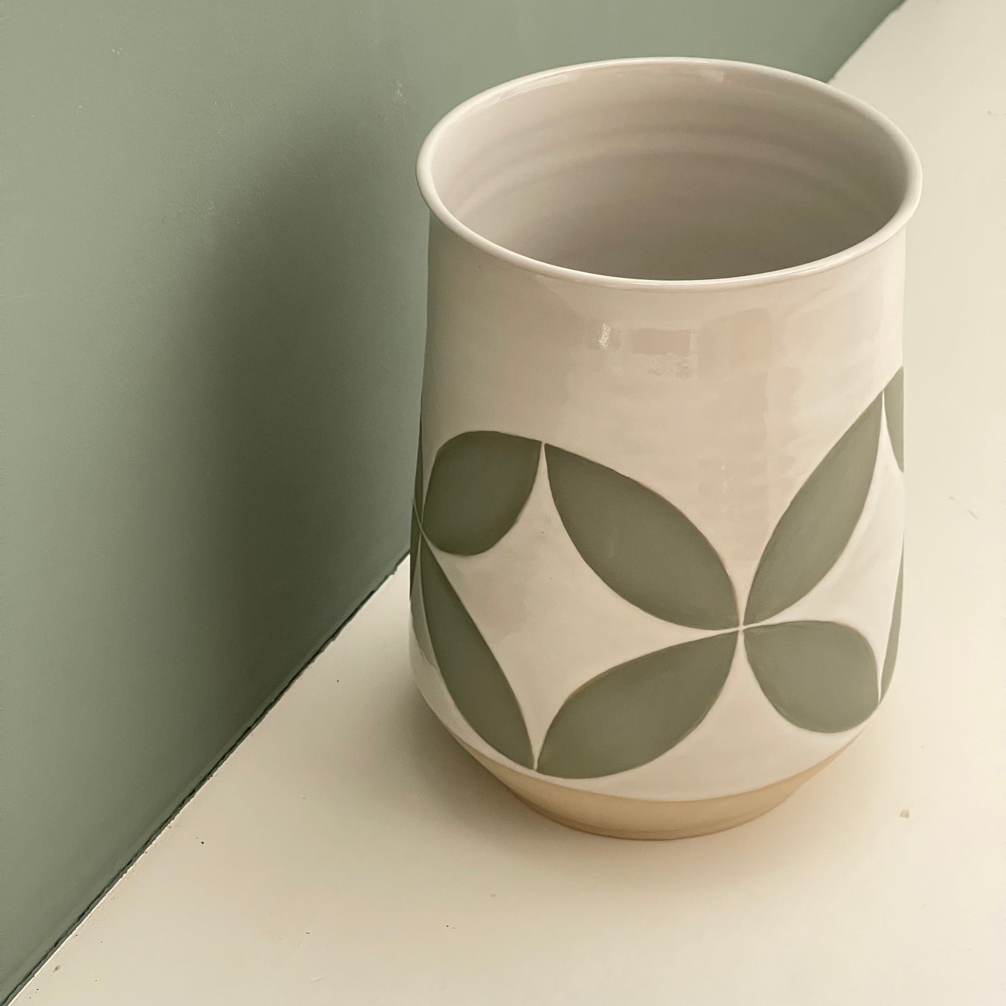 Vase, green leaves