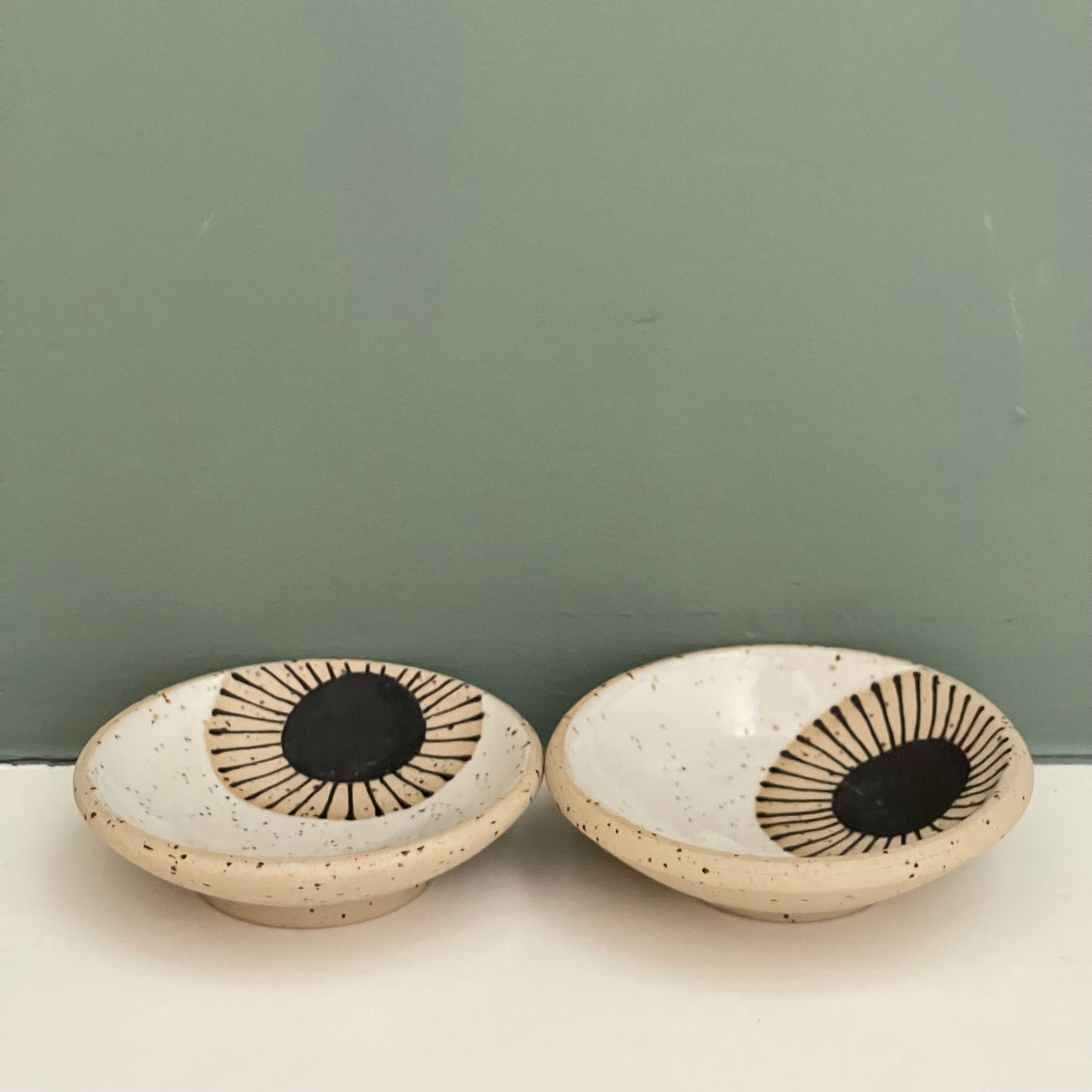 Set of 2 small dishes, black sun (2)