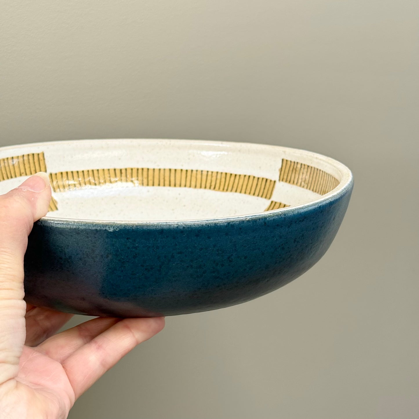 Bowl, alternating tracks